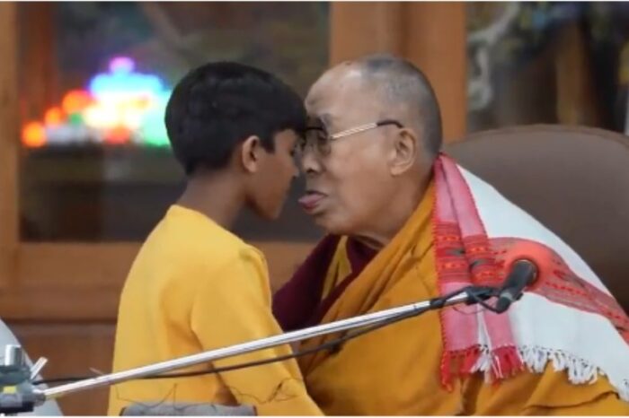 Piden arrestar a Dálai Lama por pedir a niño que chupe su lengua