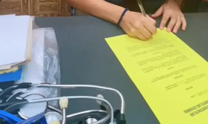 Pareja firma contrato para evitar que se pongan los ‘cuernos’