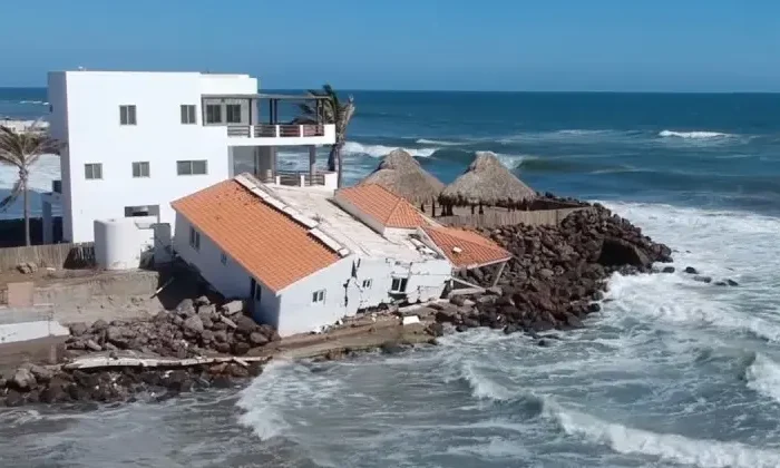 El mar arrastra espectaculares casas de lujo en Sinaloa