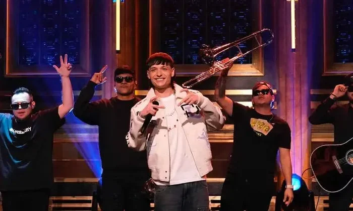 Peso Pluma hace historia en ‘The Tonight Show’ de Jimmy Fallon