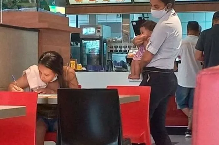 Gerente de McDonald’s carga a bebé mientras su mamá llena solicitud de empleo