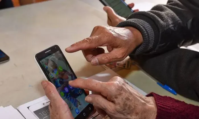 Telcel dará teléfonos GRATIS a adultos mayores en México