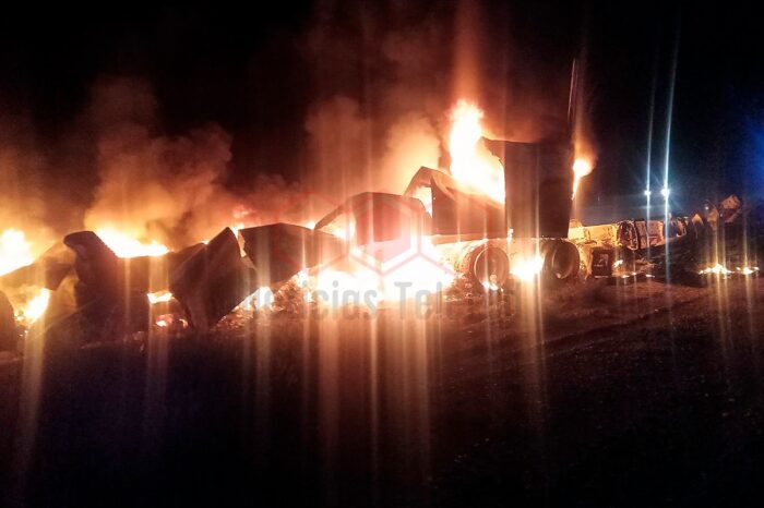 Muere mujer y chofer de tráiler en choque con incendio cerca de Nuevo Laredo