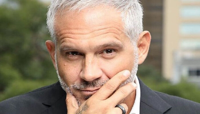 Arath de la Torre amenaza a empleados de una aerolínea