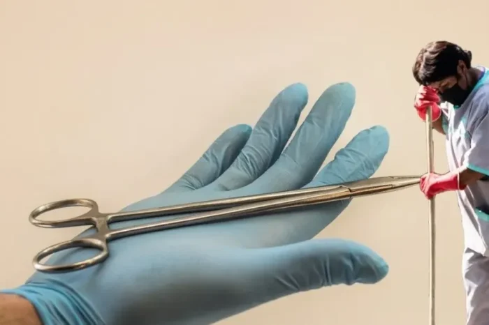 Cirujano es despedido por permitir que empleado de limpieza lo ayudara en una operación