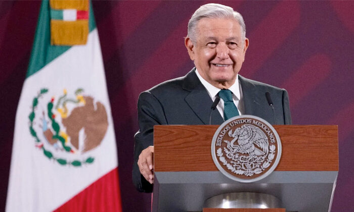 AMLO anuncia aumento de sueldo de 8.2% para los Maestros de México