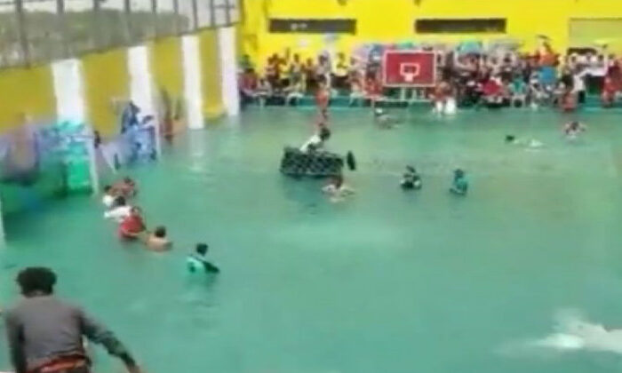 Se inunda prisión y reos convierten el patio en alberca