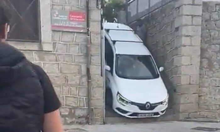 Quiso bajar su coche por las escaleras y queda atorado