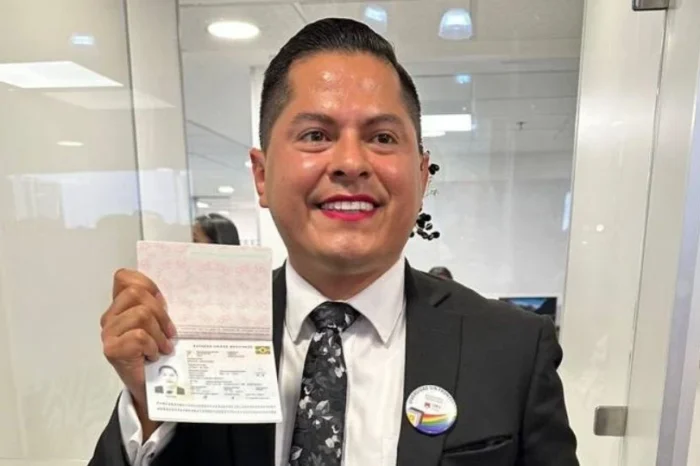 ‘Magistrade’ recibe el primer pasaporte no binario emitido por México
