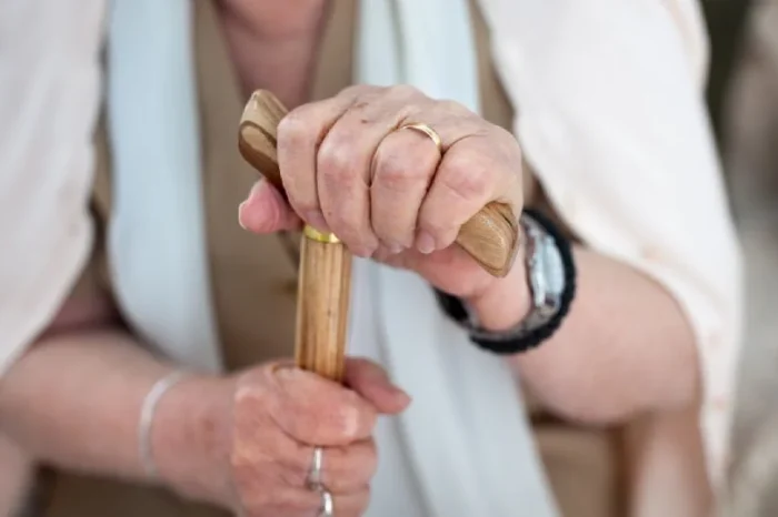 Contratan a Uber para 'tirar' a viejita en asilo