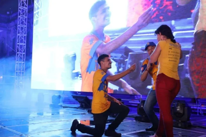 Joven le pide matrimonio a su novia tras triunfo de Tigres ante Chivas