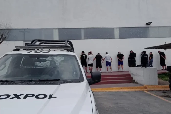 Por escuchar a Peso Pluma, caen 11 vecinos ruidosos