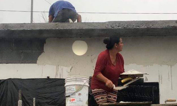 Graciela trabaja de albañil para ayudar a su hijo