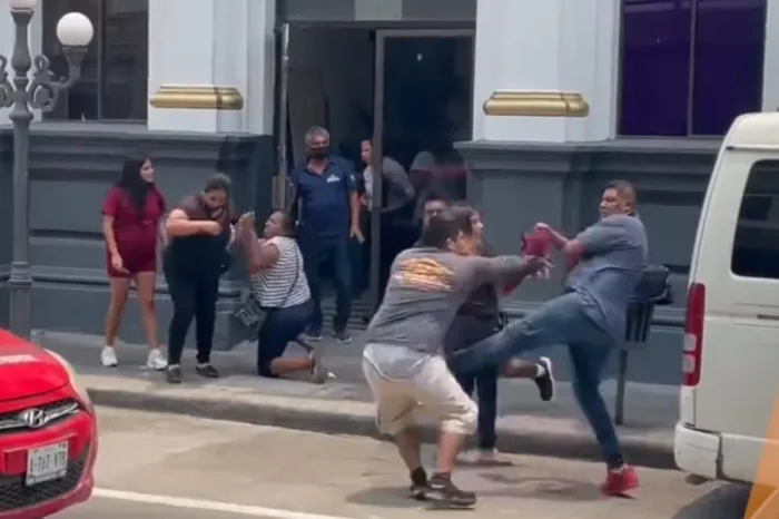 ¡Pleitazo! Se agarran a golpes afuera del DIF Tampico