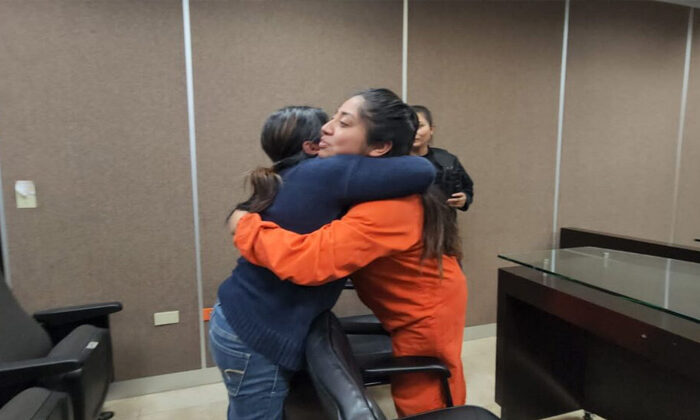 Revocan sentencia contra mujer policía que mató a su agresor en defensa propia