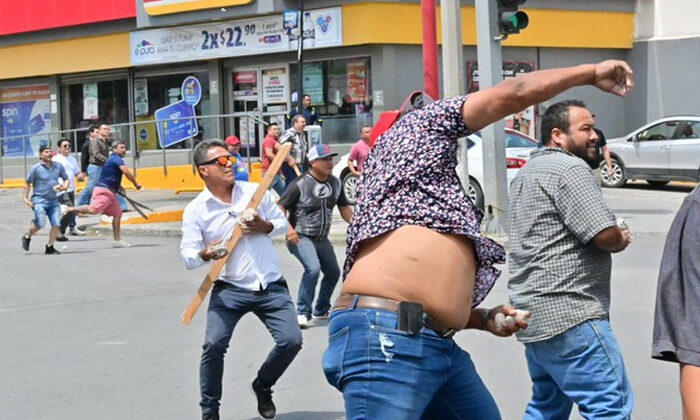 A golpes, pedradas y palazos, obreros de AHMSA se disputan sindicato