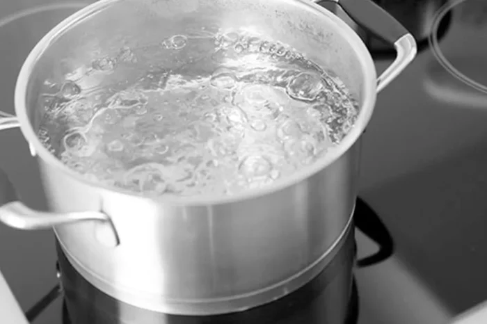 Mujer le lanza agua hirviendo a su yerno por 'gorrón'