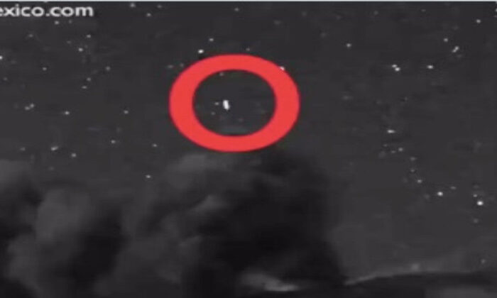 Captan objetos entrando y saliendo del volcán Popocatépetl