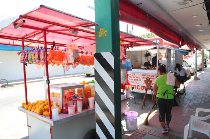 Rescatan banquetas y calles obtruidas por comercios en el Centro Histórico