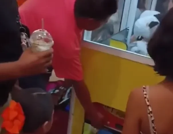 La descuidan un segundo y niña queda atorada en máquina de muñecos