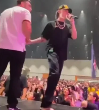 Tunden a Peso Pluma por rechazar tenis que fan le regaló en concierto