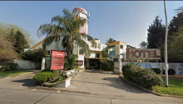 Destruyen hotel de paso, no los dejaron tener un trío