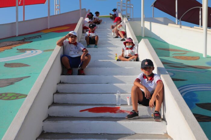 SE UNEN NIÑOS A PINTA DE MURAL EN VOLCÁN DEL PARQUE MENDOZA