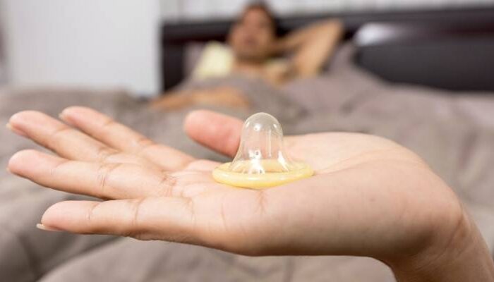 ¿Qué es el “stealthing”, abuso del que acusan a Tenoch Huerta?
