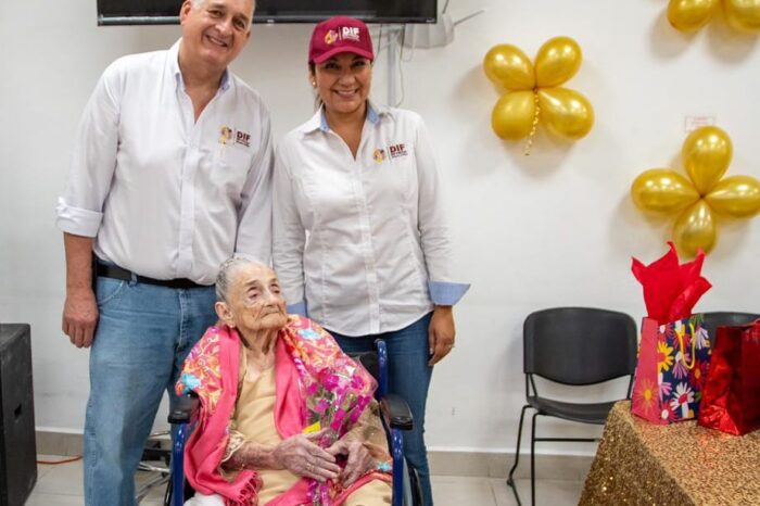 Celebra DIF Reynosa cumpleaños número 100 de Abuelita Melita
