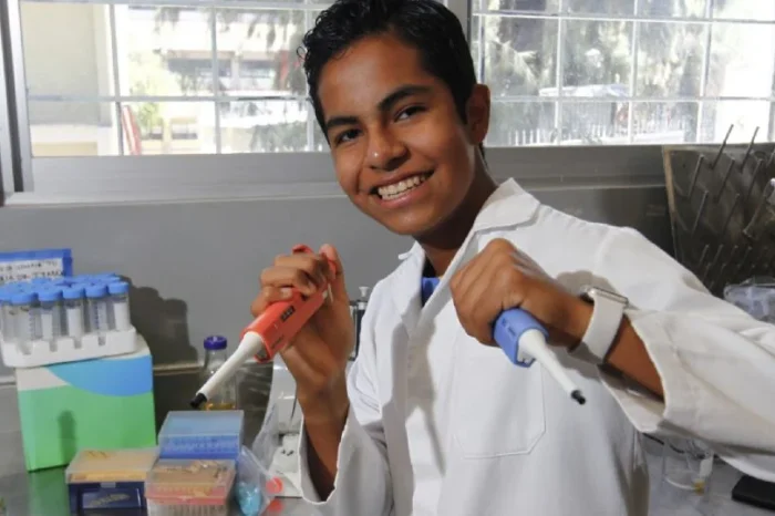 Adolescente de 12 años concluye maestría en biología molecular en Guadalajara