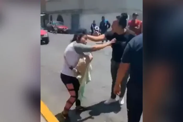 Familia golpea a mujer con bebé en brazos y a su hija afuera de secundaria en Edomex
