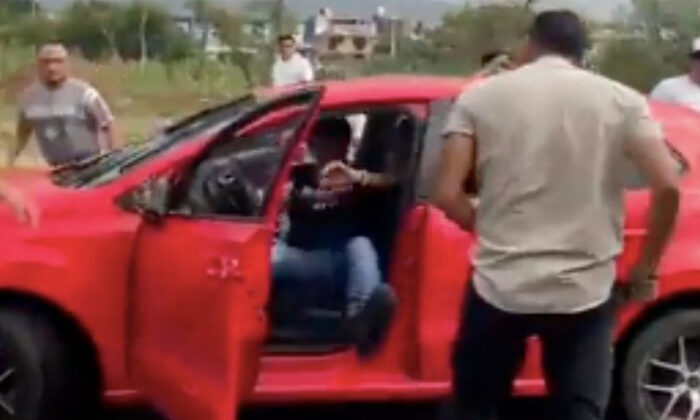 Dan brutal golpiza a hombre que atropelló a mujer en Oaxaca