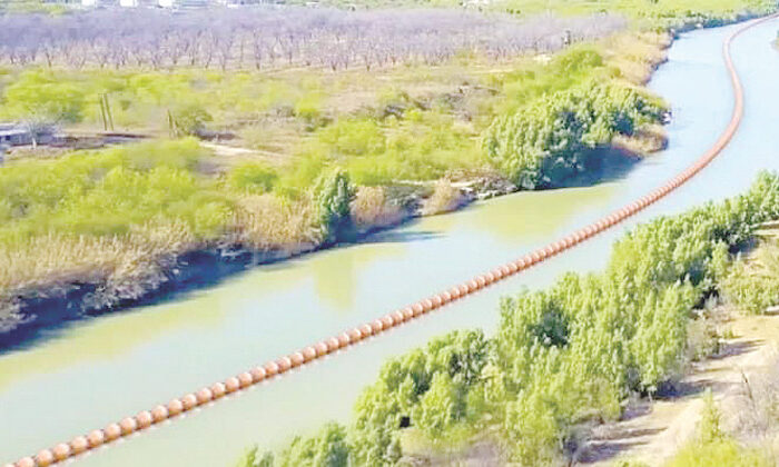 Texas instala barrera acuática en el Bravo