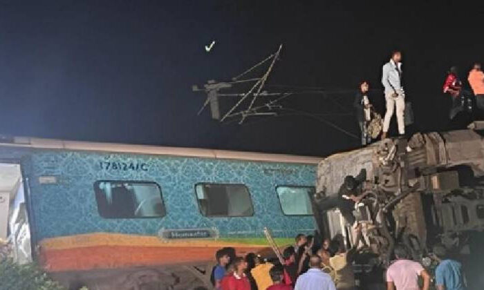 Van casi 300 muertos tras el accidente de trenes en India