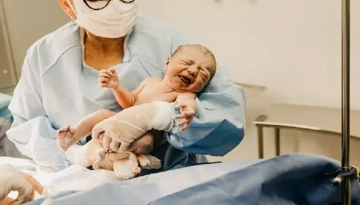 Nace bebé con cola y los motivos desconciertan a los médicos