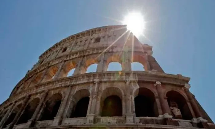 Turistas rayan sus nombres en una pared del Coliseo Romano