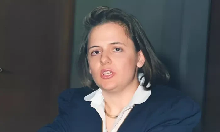 Despiden a maestra por faltar durante 20 años