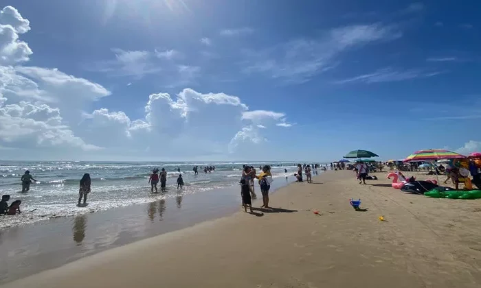 Turistas visitan las playas tamaulipecas pese a la ola de calor