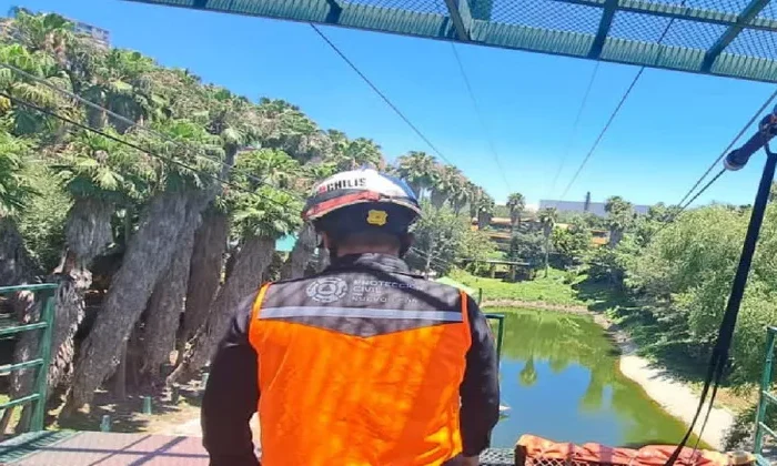 Suspenden atracciones en Parque Fundidora tras caída de niño de tirolesa