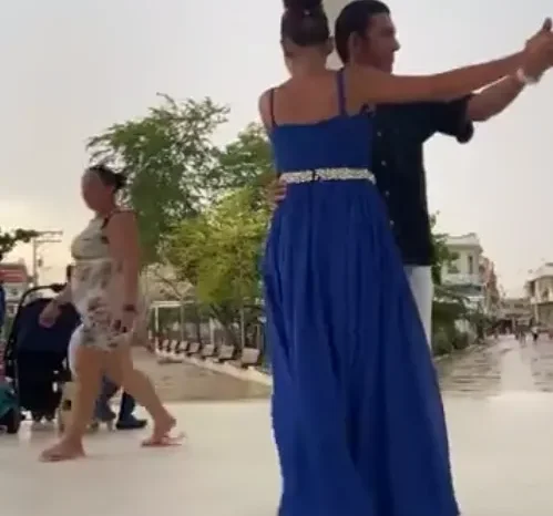 Festejan los XV Años de su hija con cosas prestadas en la plaza del pueblo