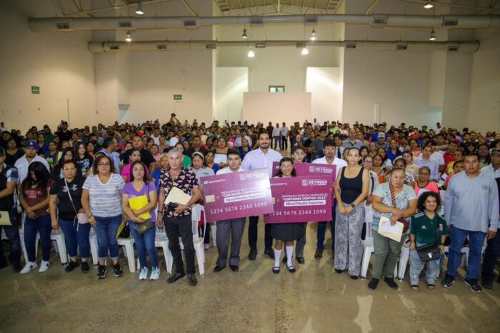 Entregó Alcalde Carlos Peña Ortiz Tarjetas de Becas de Posgrado