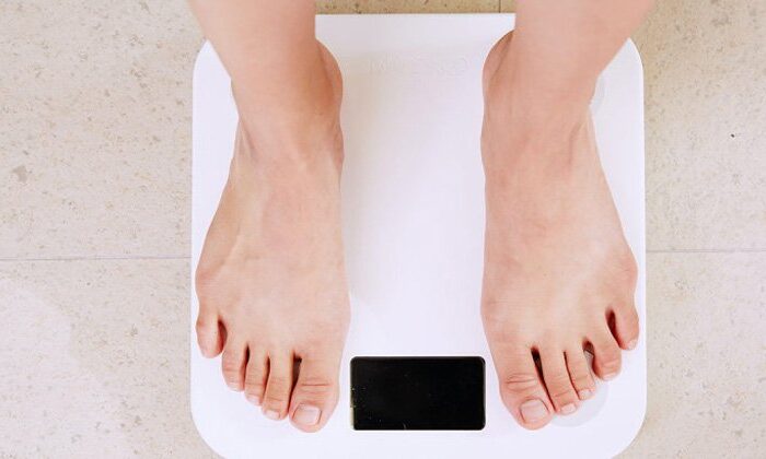 Hombre pide a mujer pesarse delante de él en su primera cita