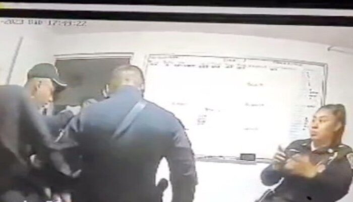 Filtran video de policías sembrando armas y droga en presunto operativo