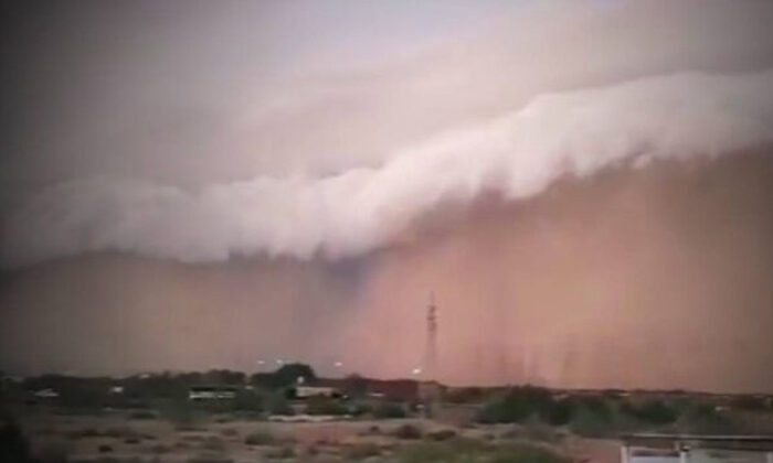 Impresionante tormenta de arena deja daños materiales en Sonora