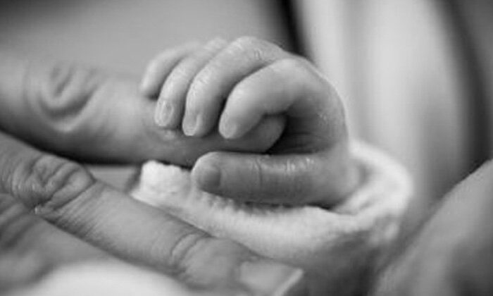 Adolescente da a luz en el baño y asesina a puñaladas a su bebé