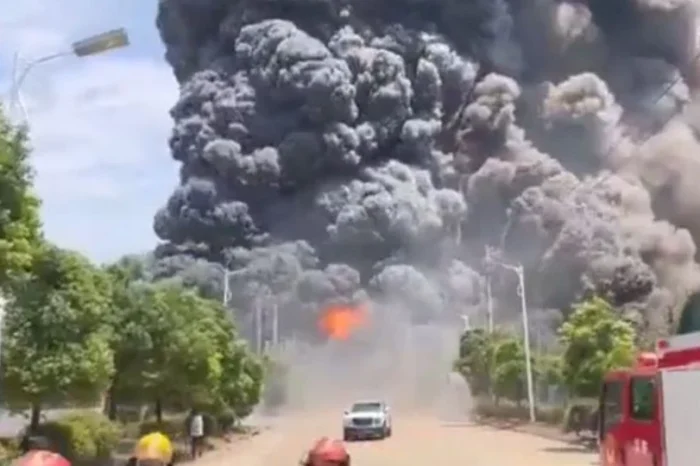 Explosión de planta de químicos provoca fuerte incendio en China