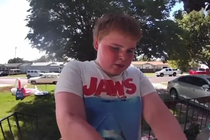 Niño víctima de bullying va de casa en casa buscando nuevos amigos