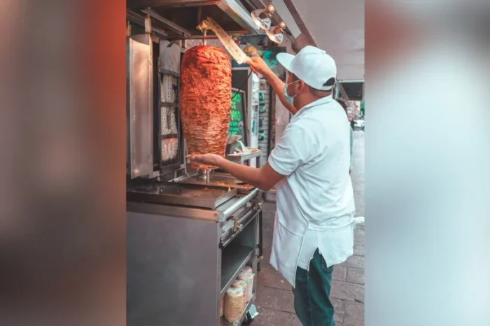 Vendedor de tacos es visto con tenis de casi 15 mil pesos