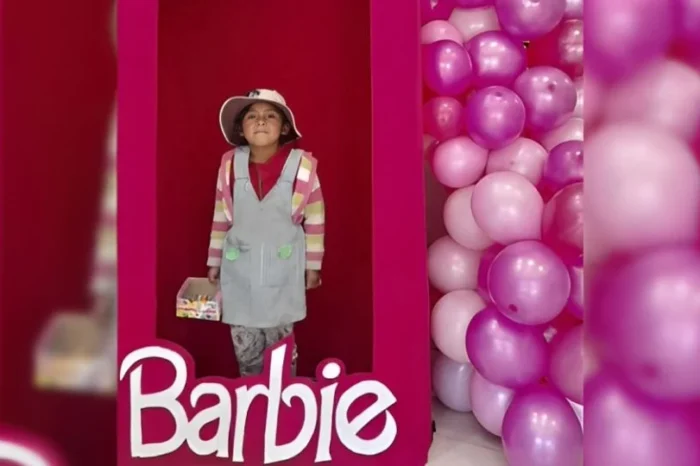 Diseñador regala vestido a niña que se tomó foto en caja de Barbie