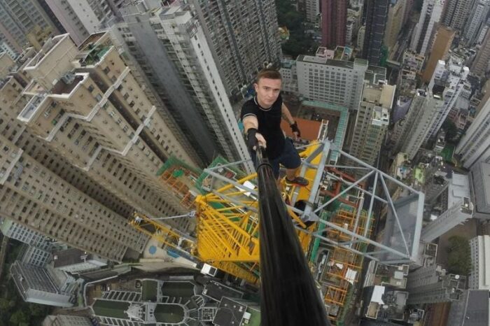 Muere influencer escalador tras caer del piso 68 de un edificio